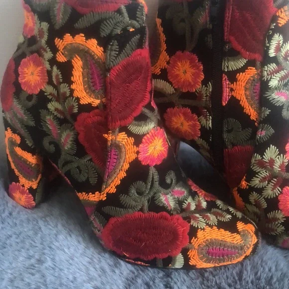 MIA Embroidered booties - Picture 2 of 6